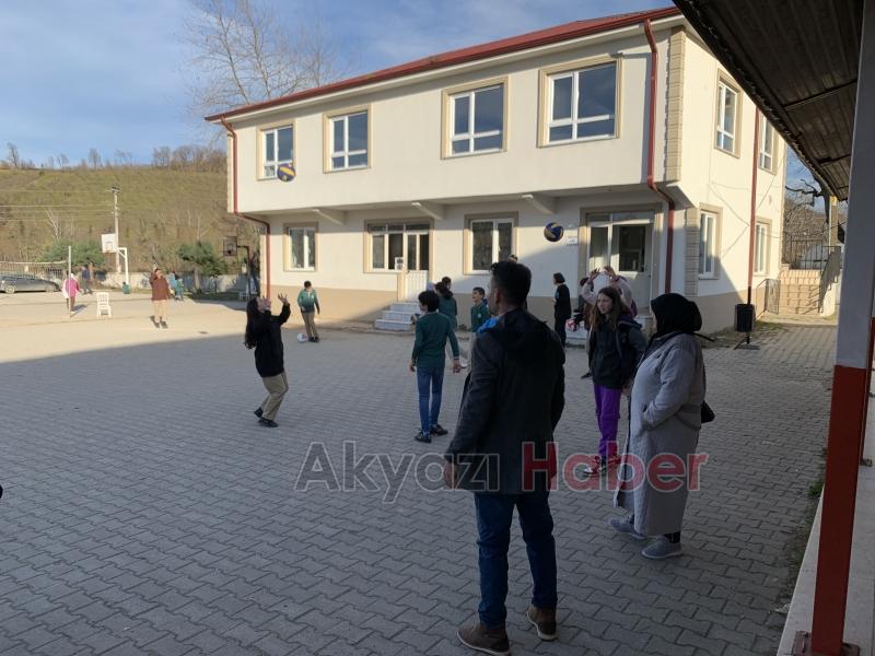 Gurbetçilerden Akyazılı çocuklara spor malzemesi yardımı