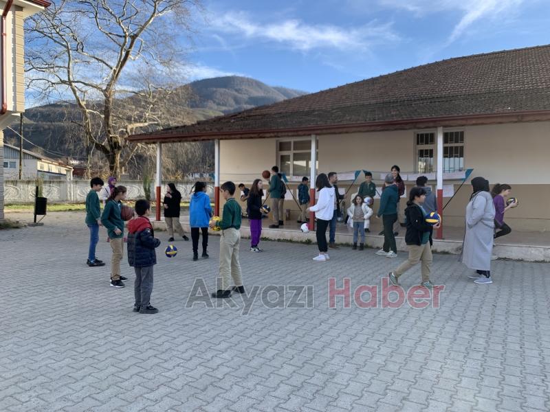 Gurbetçilerden Akyazılı çocuklara spor malzemesi yardımı