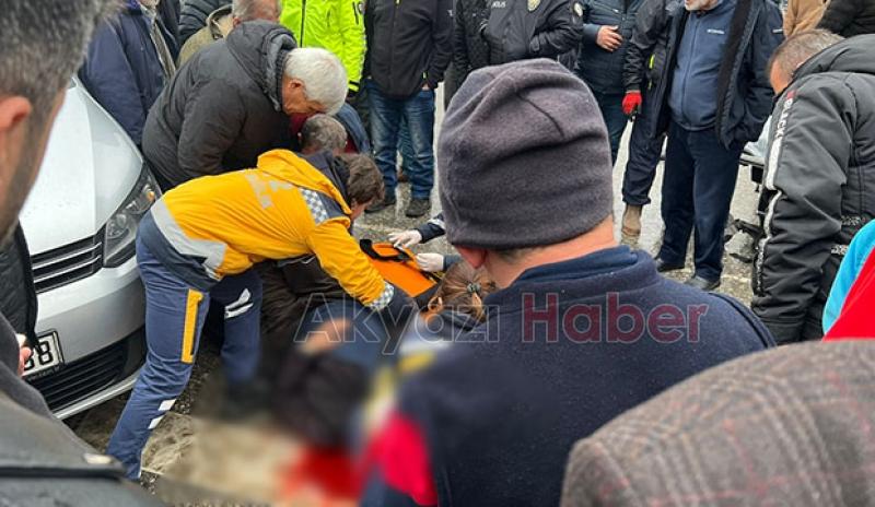 Akyazı'da otomobil yaya geçidinden geçen bisikletliye çarptı