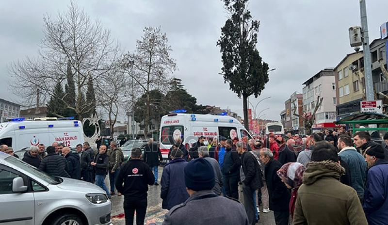 Akyazı'da otomobil yaya geçidinden geçen bisikletliye çarptı