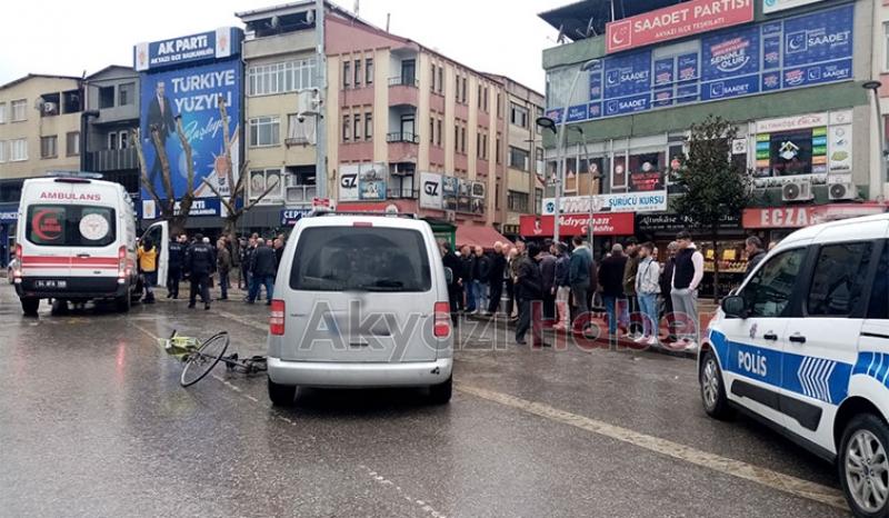 Akyazı'da otomobil yaya geçidinden geçen bisikletliye çarptı