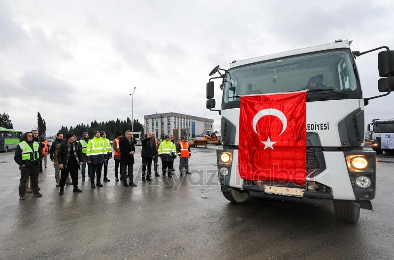 43 iş makinası enkaz kaldırma için yola çıktı