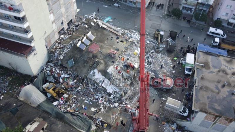 Sakarya'dan giden kurtarma ekibi 3 kişiyi enkazdan çıkardı