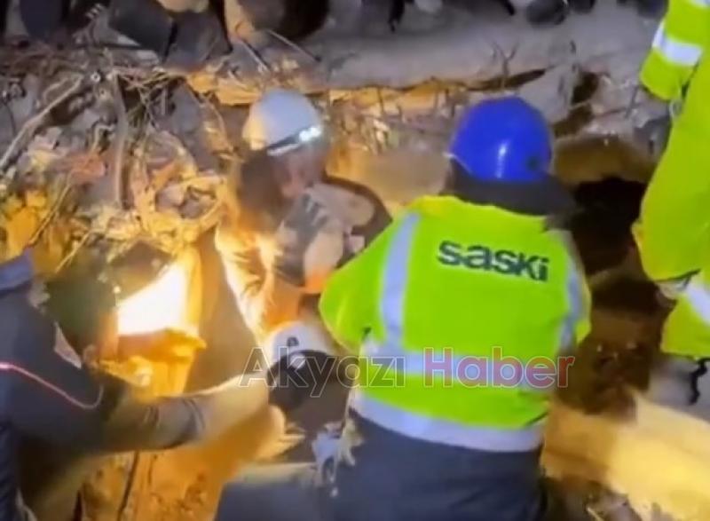 Sakarya ekibi çocuğu enkazdan sağ çıkardı