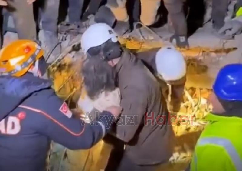 Sakarya ekibi çocuğu enkazdan sağ çıkardı