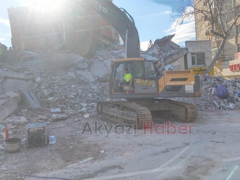 Akyazı Belediyesi’nin araçları deprem bölgesinde