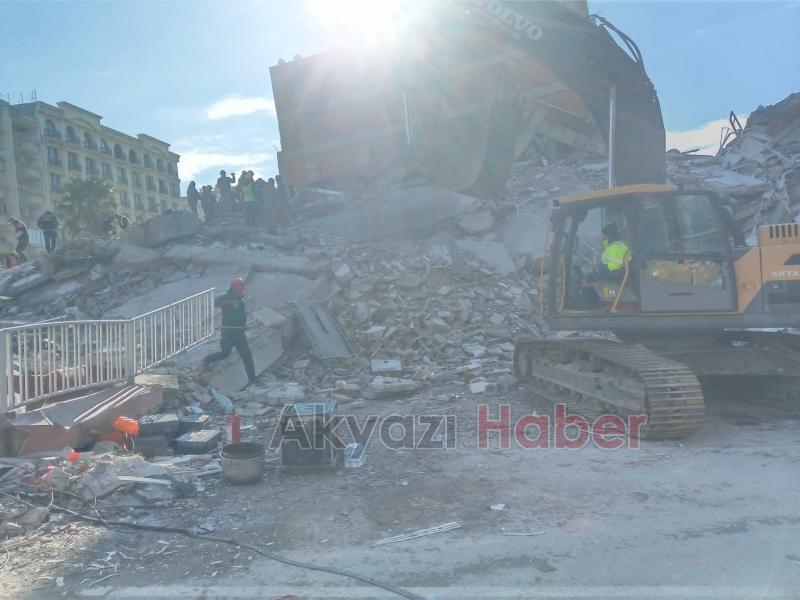 Akyazı Belediyesi’nin araçları deprem bölgesinde