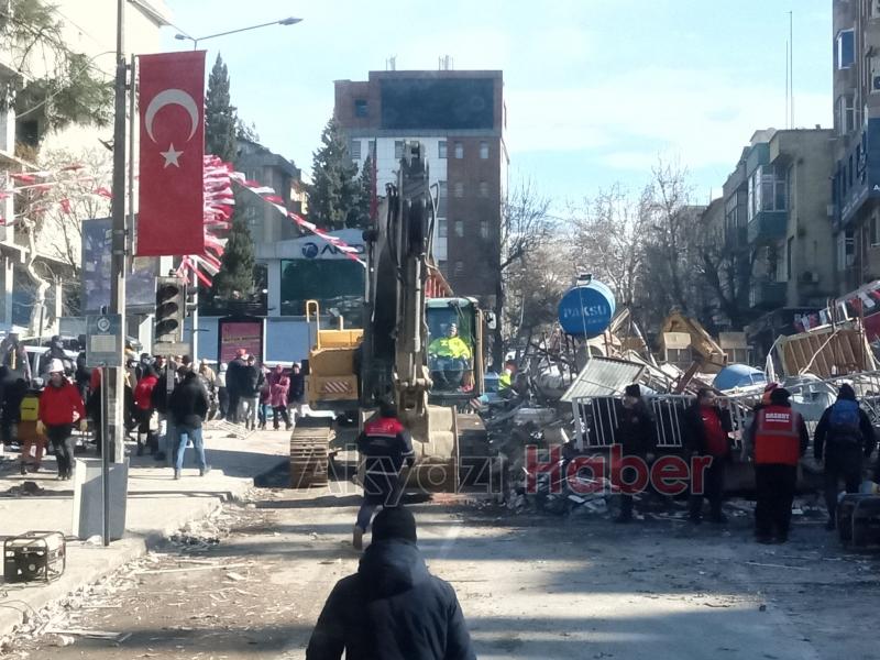 Akyazı Belediyesi’nin araçları deprem bölgesinde