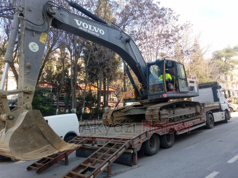 Akyazı Belediyesi’nin araçları deprem bölgesinde