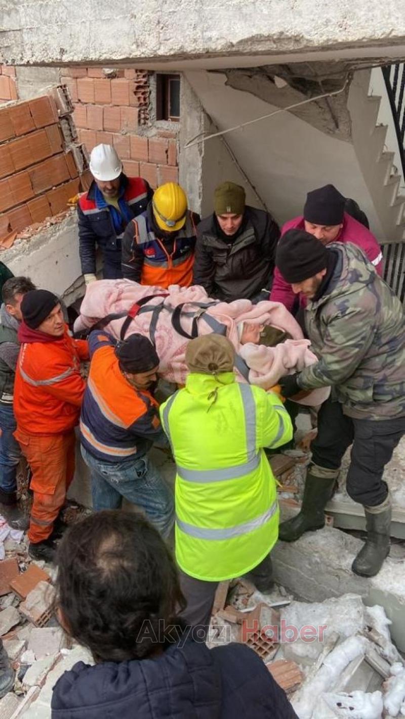 Sakaryalı ekipler enkaz altındaki kadını işte böyle kurtardı