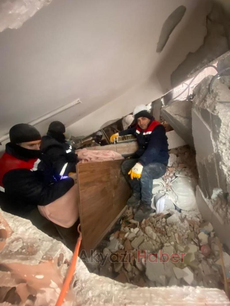 Sakaryalı ekipler enkaz altındaki kadını işte böyle kurtardı