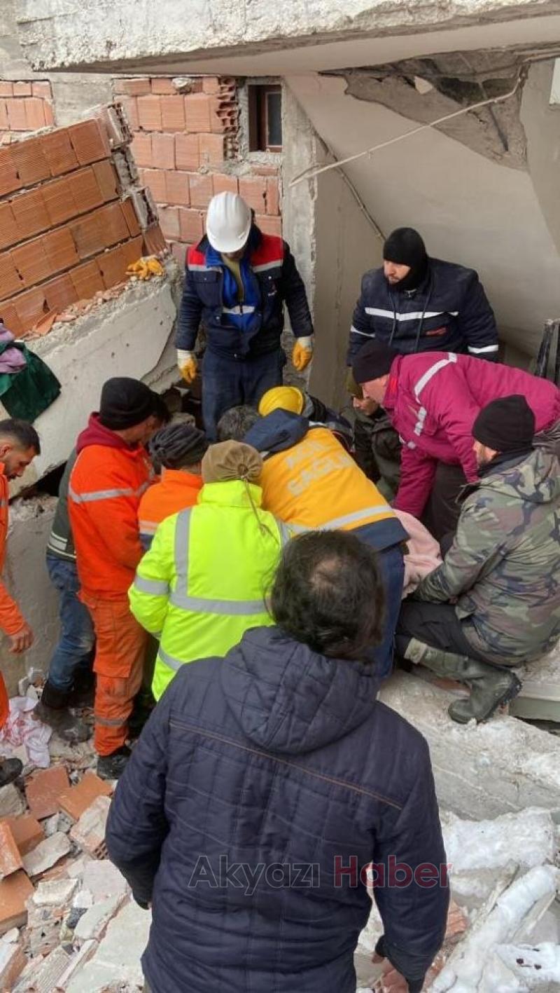 Sakaryalı ekipler enkaz altındaki kadını işte böyle kurtardı