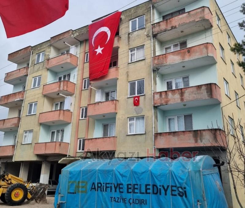 Depremde şehit olan astsubayın evine Türk bayrağı asıldı
