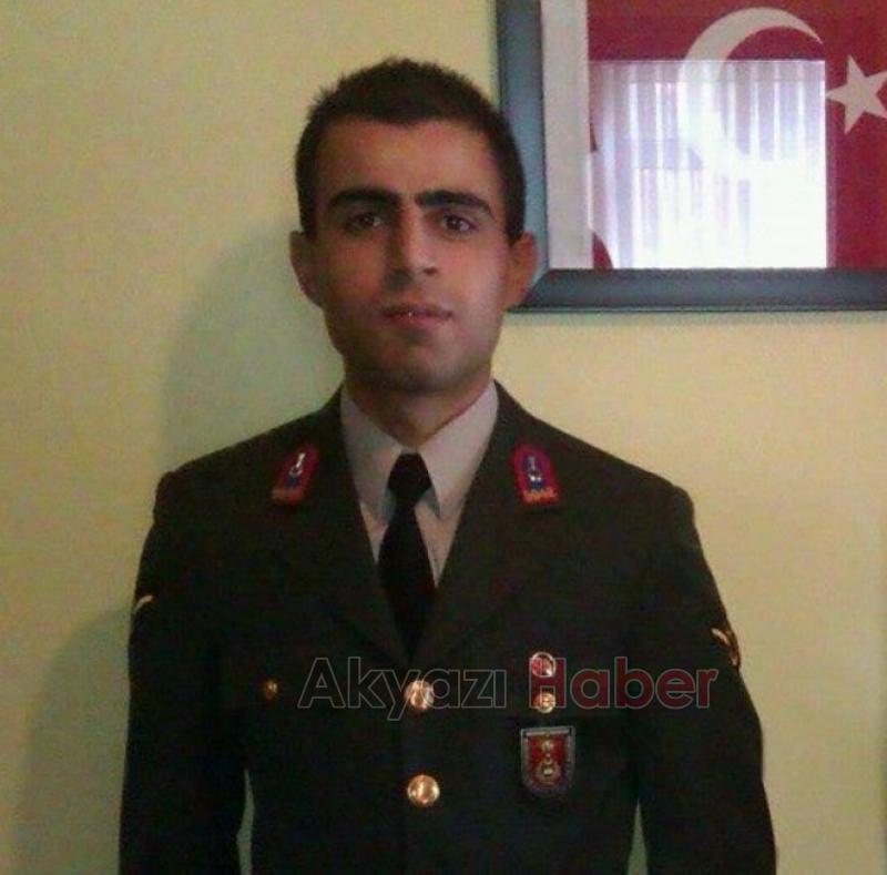 Depremde şehit olan astsubayın evine Türk bayrağı asıldı