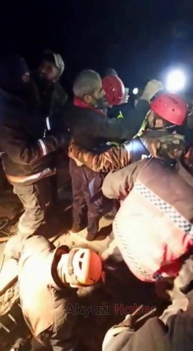 Sakarya itfaiyesi 5 yaşındaki kız ile anne ve babasını böyle çıkarttı