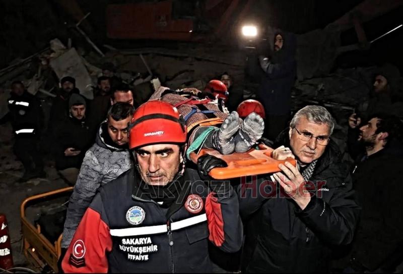 Başkan Yüce, 73 saat sonra enkazdan çıkarılan aileye yardım etti