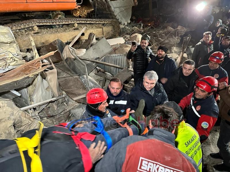Başkan Yüce ve kurtarma ekipleri depremzedeler için mücadele ediyor