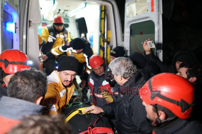 Başkan Yüce ve kurtarma ekipleri depremzedeler için mücadele ediyor