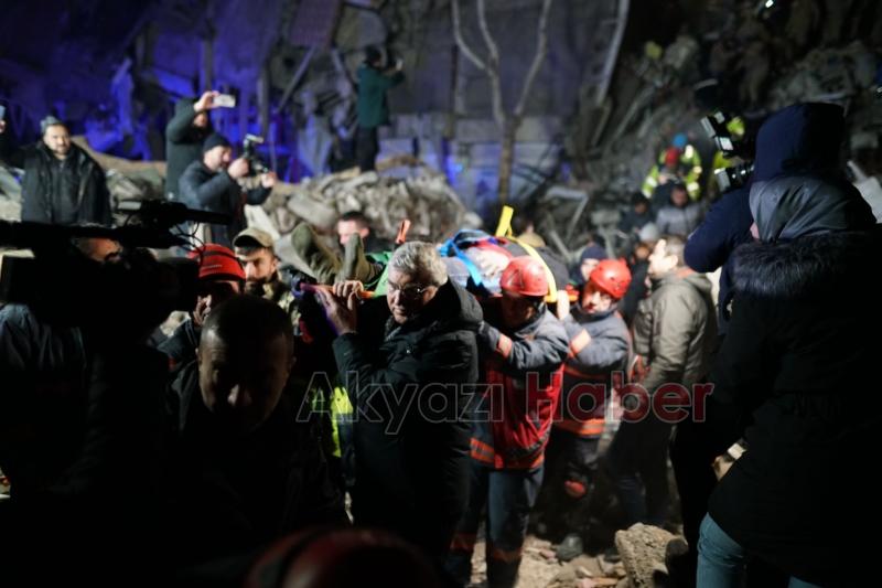Başkan Yüce ve kurtarma ekipleri depremzedeler için mücadele ediyor