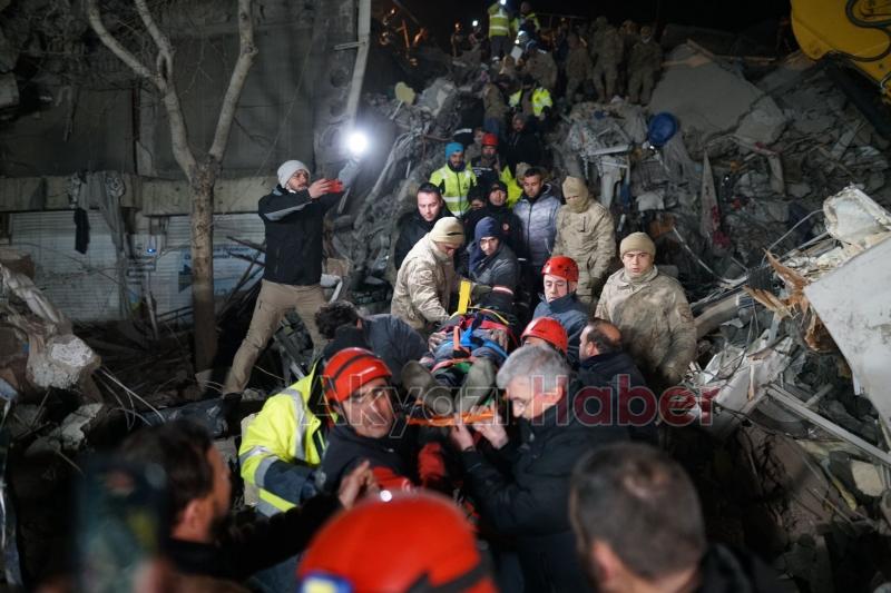Başkan Yüce ve kurtarma ekipleri depremzedeler için mücadele ediyor