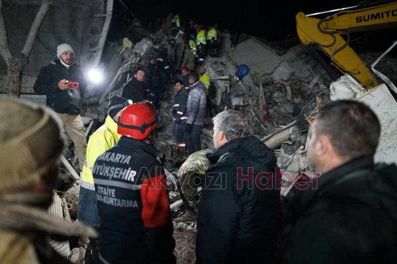 Başkan Yüce ve kurtarma ekipleri depremzedeler için mücadele ediyor