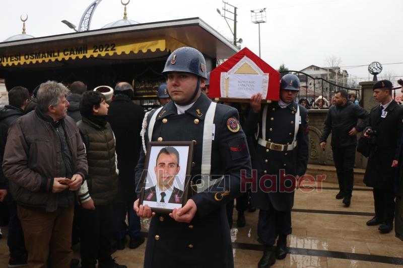 Depremde hayatını kaybeden astsubay, kızı ve annesi son yolculuklarına uğurlandı