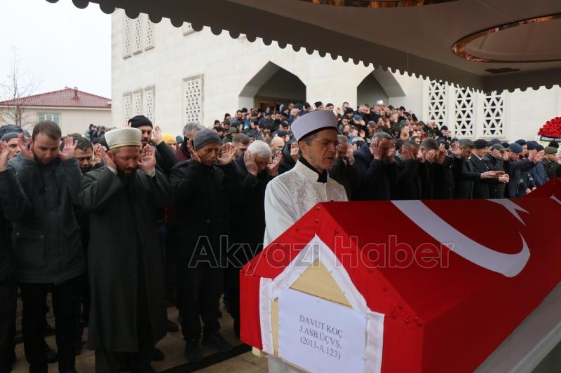 Depremde hayatını kaybeden astsubay, kızı ve annesi son yolculuklarına uğurlandı