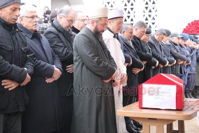Depremde hayatını kaybeden astsubay, kızı ve annesi son yolculuklarına uğurlandı
