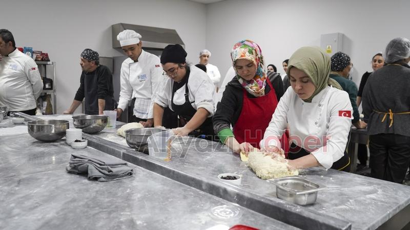 Depremzedeler için ekmek üretimine başladı
