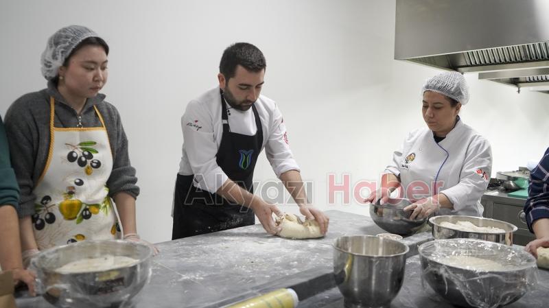 Depremzedeler için ekmek üretimine başladı