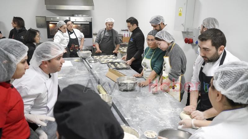 Depremzedeler için ekmek üretimine başladı