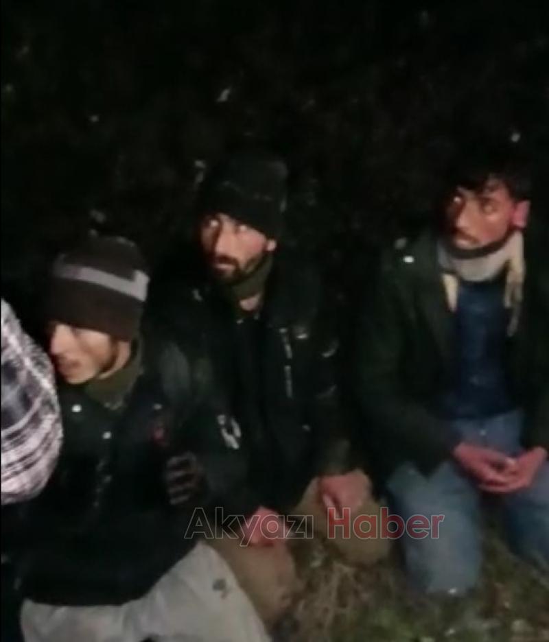 Akyazı'da gençler kaçan Afganlıları tarladan böyle topladı