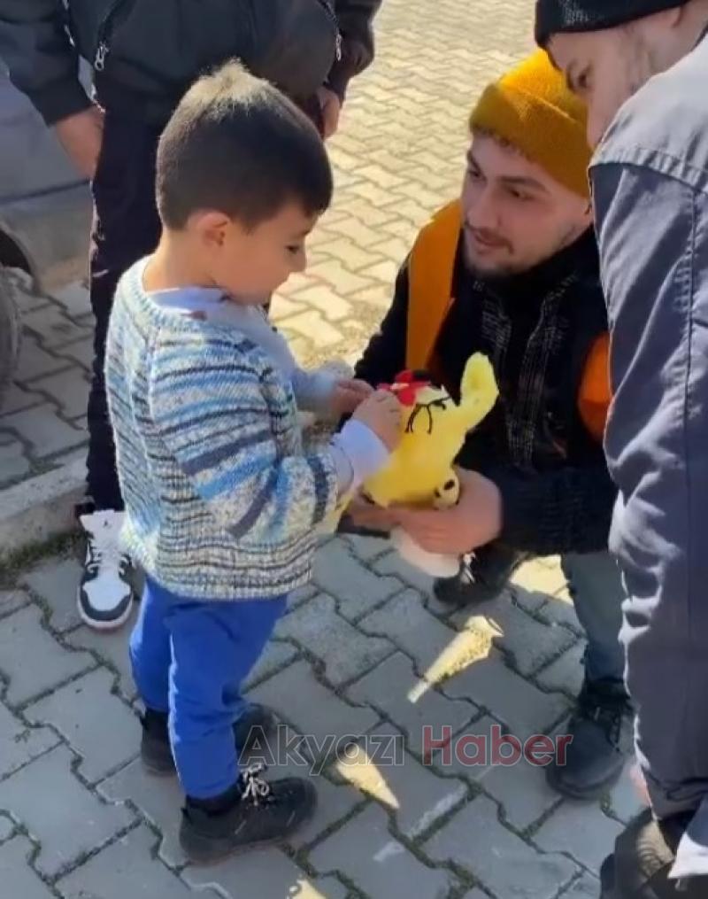 Akyazı'dan götürdükleri oyuncakları dağıttılar