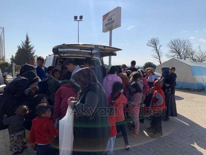 Akyazılıların gönderdiği yardımların dağıtımını görüntüledik