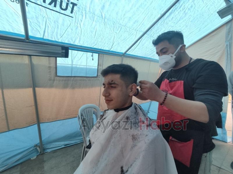 Gönüllü berberler afetzedeleri tıraş ediyor