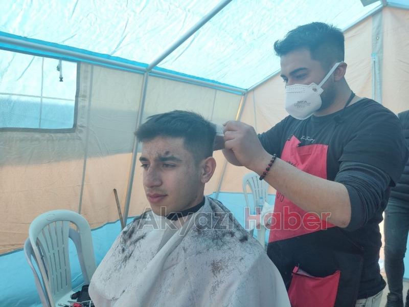 Gönüllü berberler afetzedeleri tıraş ediyor
