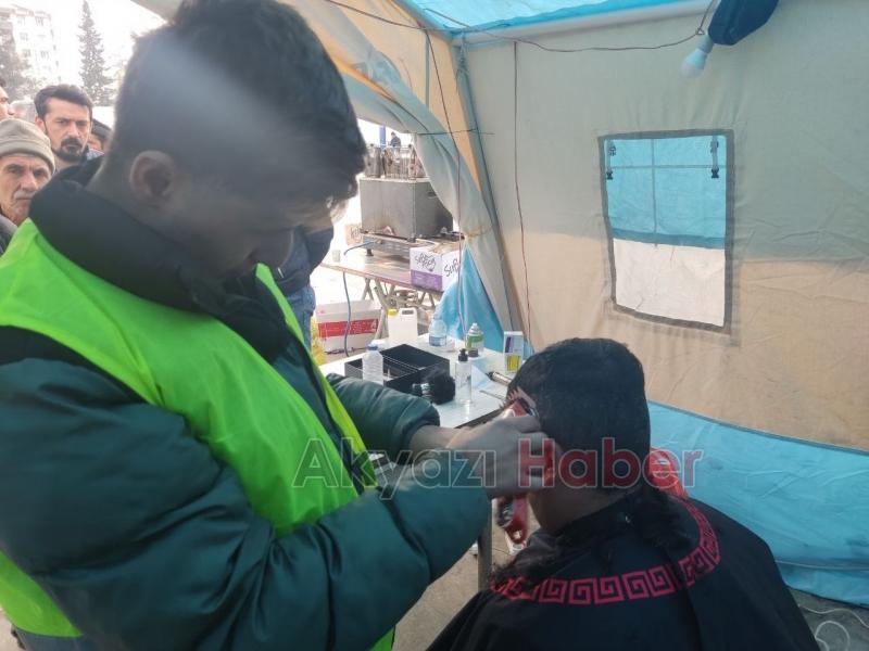 Gönüllü berberler afetzedeleri tıraş ediyor