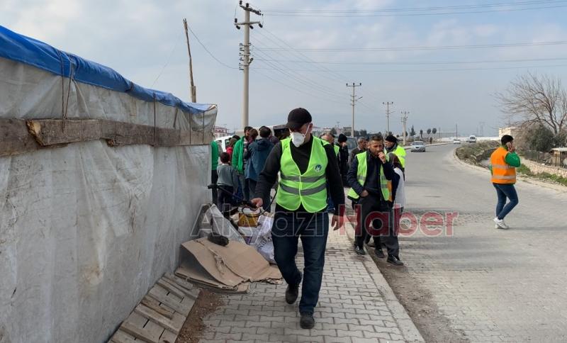 Akyazı ekipleri deprem bölgesinde hastalık çıkmasın diye mücadele ediyor