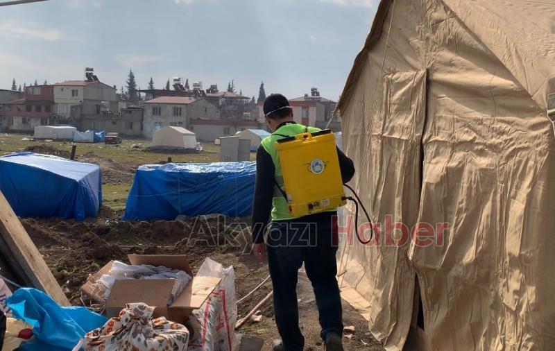 Akyazı ekipleri deprem bölgesinde hastalık çıkmasın diye mücadele ediyor
