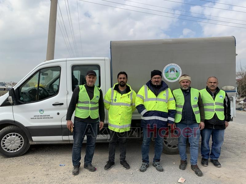 Akyazı ekipleri deprem bölgesinde hastalık çıkmasın diye mücadele ediyor