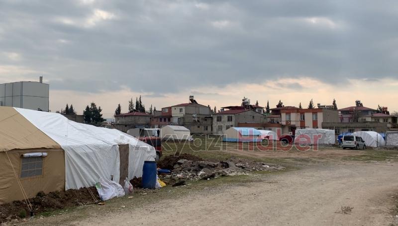 Akyazı ekipleri deprem bölgesinde hastalık çıkmasın diye mücadele ediyor