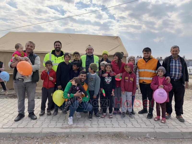 Akyazı ekipleri deprem bölgesinde hastalık çıkmasın diye mücadele ediyor