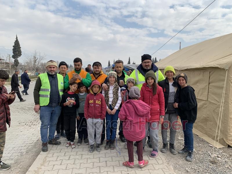 Akyazı ekipleri deprem bölgesinde hastalık çıkmasın diye mücadele ediyor