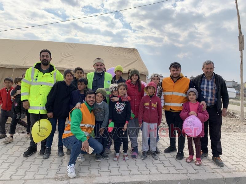 Akyazı ekipleri deprem bölgesinde hastalık çıkmasın diye mücadele ediyor