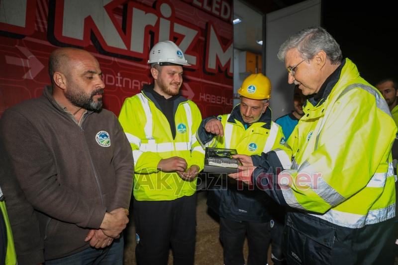 Büyükşehir depremzedeler için  gece-gündüz mesaide