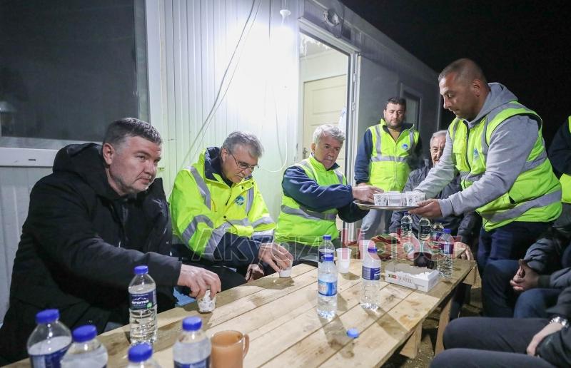 Büyükşehir depremzedeler için  gece-gündüz mesaide