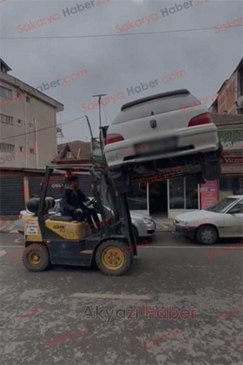 Aksı kırılan otomobili forkliftle taşıdılar