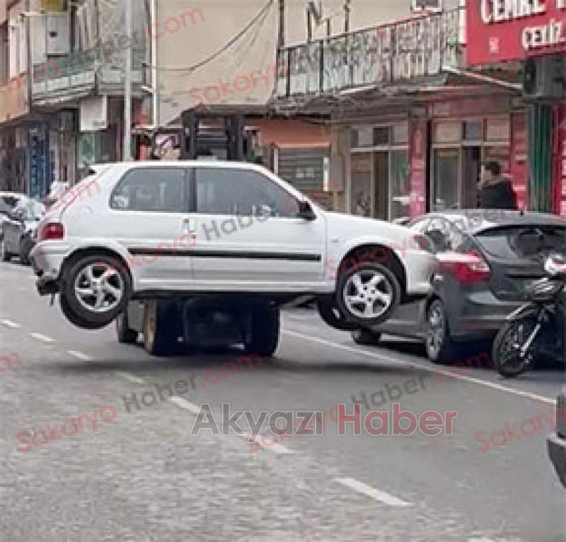 Aksı kırılan otomobili forkliftle taşıdılar