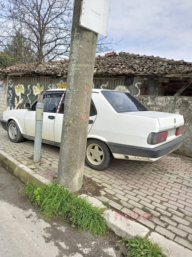 Kaldırıma bırakılan otomobil tepki çekti