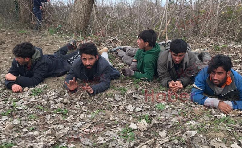 Afganlı kaçakları vatandaş tarlalardan topladı